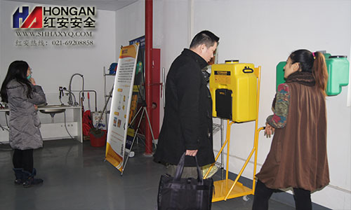 客戶繼續(xù)在展示廳參觀洗眼器系列 客戶繼續(xù)在展示廳參觀洗眼器系列